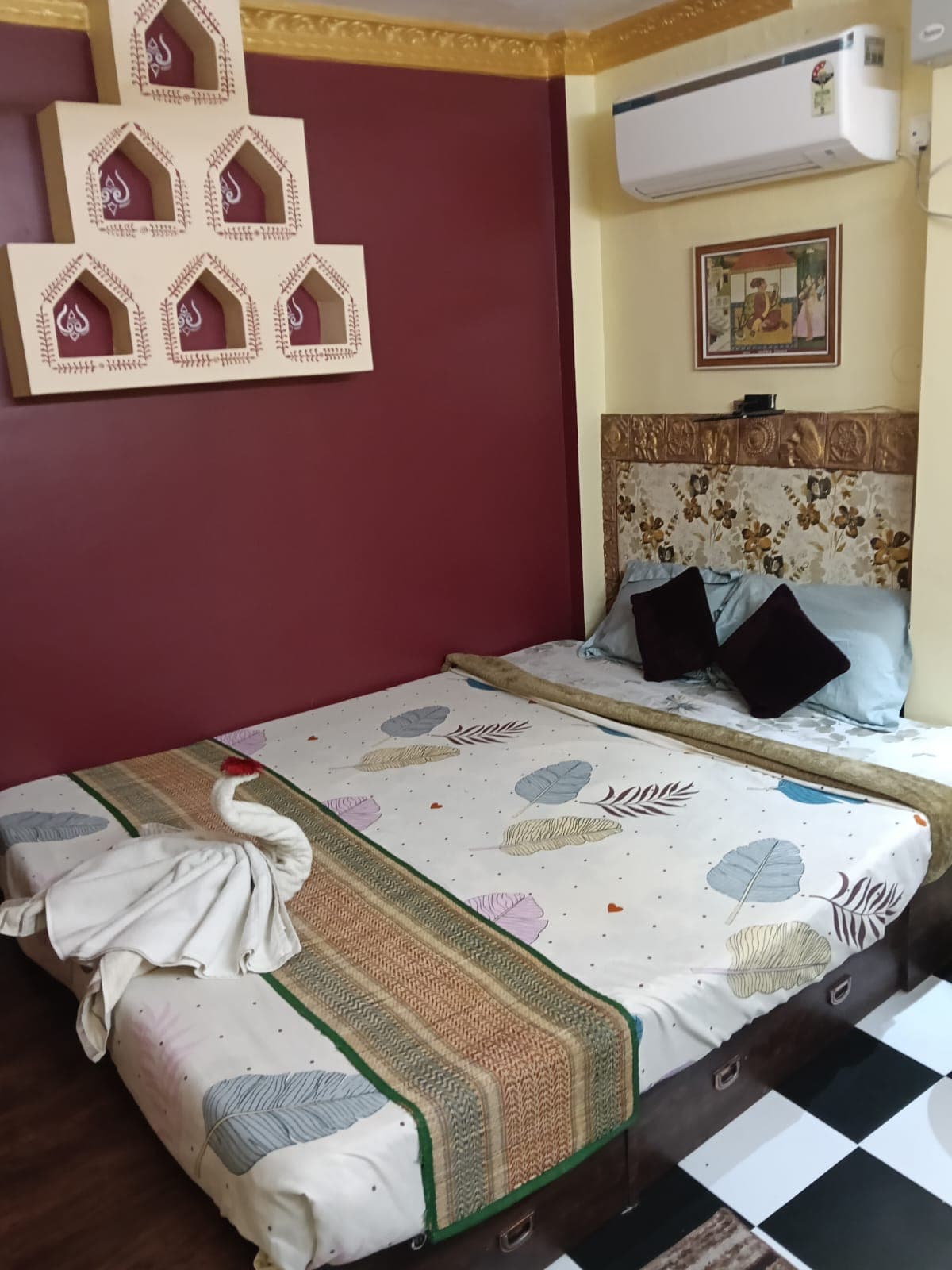 DOUBLE BEDED TRADITIONAL ROOM