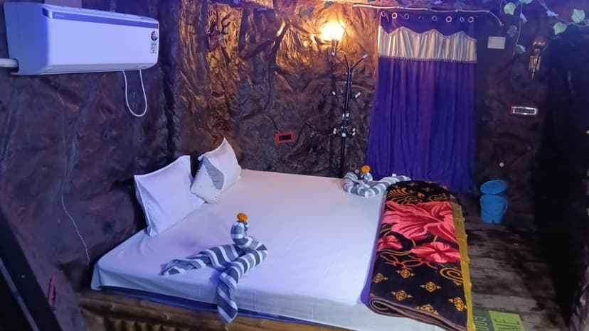 JALTARANGA UNIQUE DUPLEX DHAMSA GUHA AC ROOM